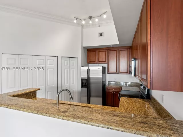 2-bedroom condo for sale in Aventura - 3001 NE 185th St 716 - MondialRealty