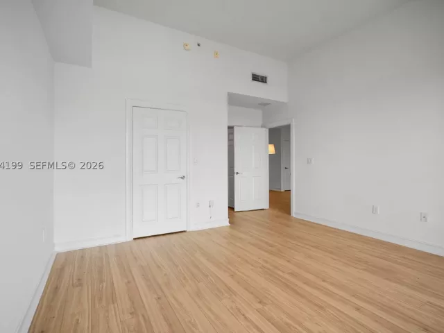 2-bedroom condo for sale in Aventura - 3001 NE 185th St 716 - MondialRealty
