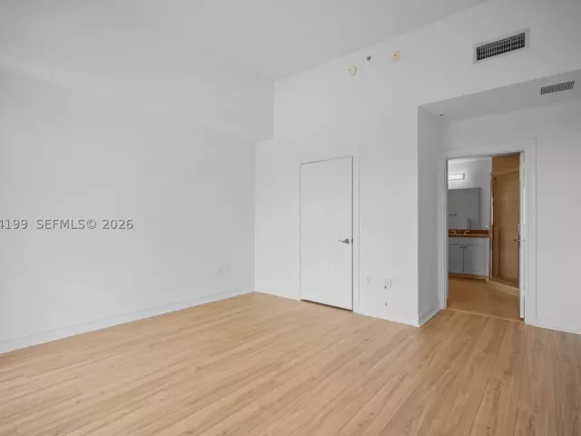 2-bedroom condo for sale in Aventura - 3001 NE 185th St 716 - MondialRealty