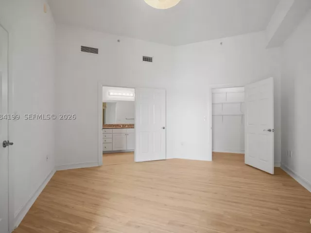 2-bedroom condo for sale in Aventura - 3001 NE 185th St 716 - MondialRealty