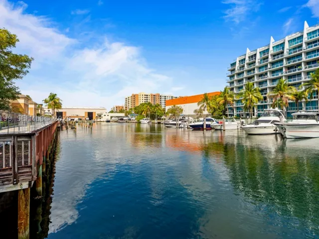 2-bedroom condo for sale in Aventura - 3001 NE 185th St 716 - MondialRealty