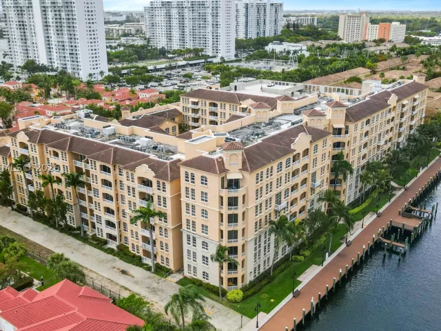 2-bedroom condo for sale in Aventura - 3001 NE 185th St 716 - MondialRealty