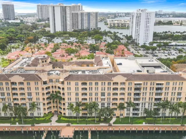2-bedroom condo for sale in Aventura - 3001 NE 185th St 716 - MondialRealty