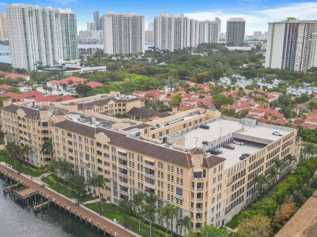 2-bedroom condo for sale in Aventura - 3001 NE 185th St 716 - MondialRealty