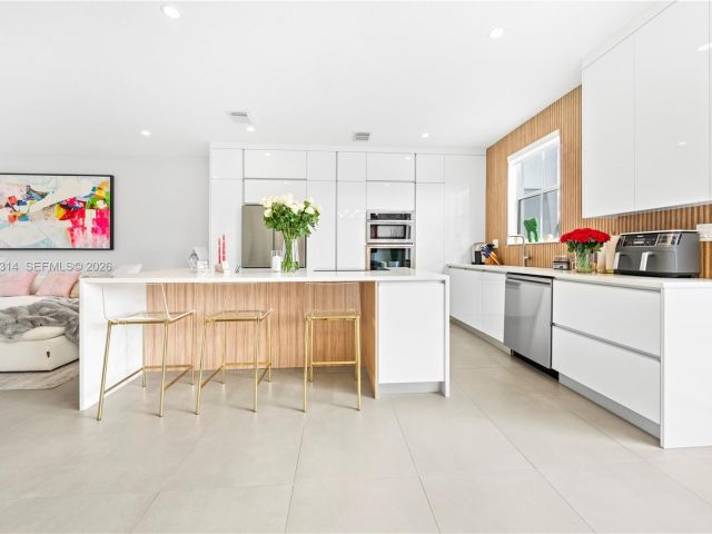 3-bedroom home for sale in Doral - 7827 NW 116th Ave - MondialRealty