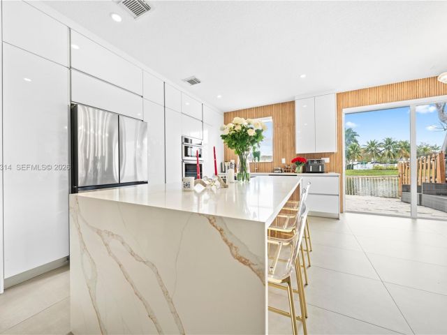 3-bedroom home for sale in Doral - 7827 NW 116th Ave - MondialRealty