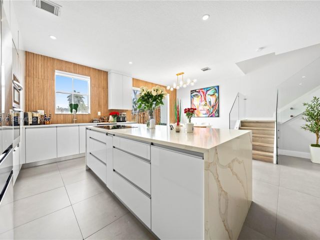 3-bedroom home for sale in Doral - 7827 NW 116th Ave - MondialRealty