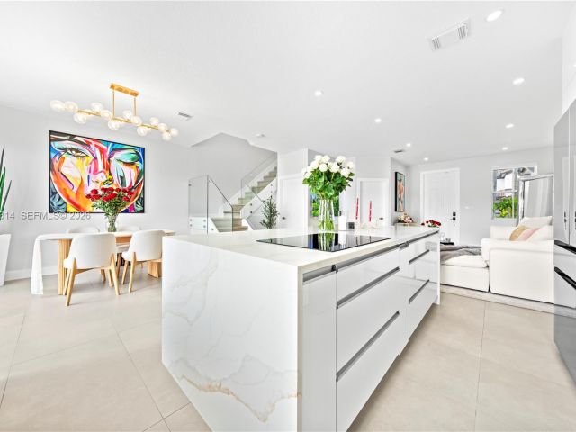 3-bedroom home for sale in Doral - 7827 NW 116th Ave - MondialRealty