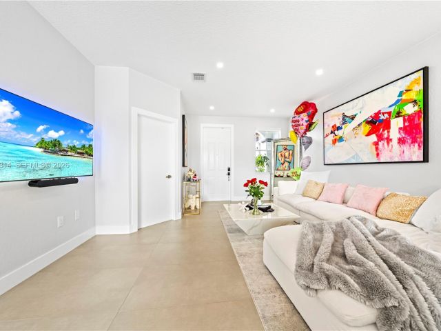 3-bedroom home for sale in Doral - 7827 NW 116th Ave - MondialRealty