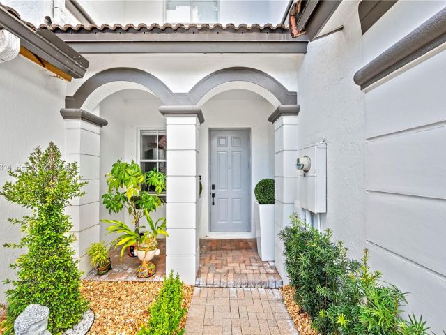 3-bedroom home for sale in Doral - 7827 NW 116th Ave - MondialRealty