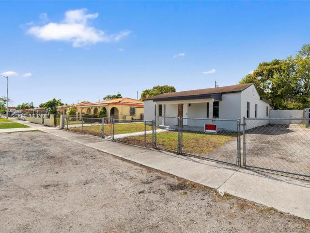 3-bedroom home for rent in Miami - 1060 NW 35th Ct 1060 - MondialRealty