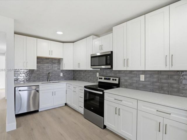 Home for rent at 1400 NE 43rd Ct 1400 - photo 7478141