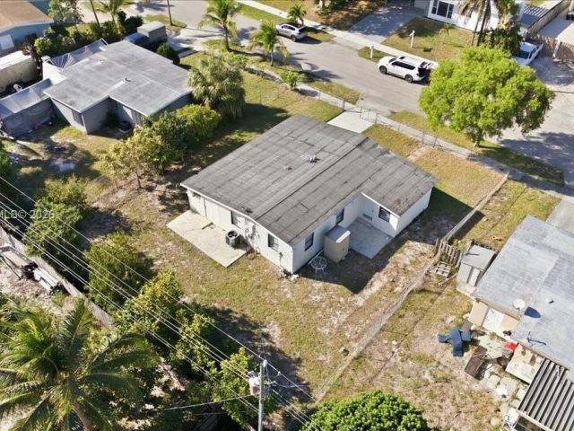 Home for rent at 1400 NE 43rd Ct 1400 - photo 7478144