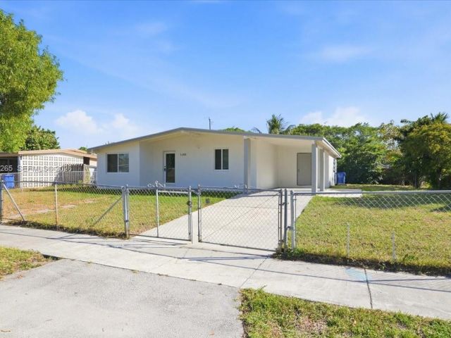 Home for rent at 1400 NE 43rd Ct 1400 - photo 7478145