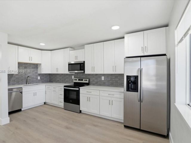 Home for rent at 1400 NE 43rd Ct 1400 - photo 7478149