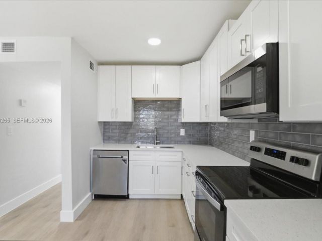 Home for rent at 1400 NE 43rd Ct 1400 - photo 7478150