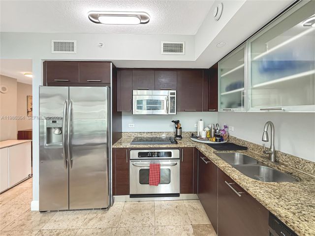 2-bedroom condo for rent in Miami - 41 SE 5th St 602 - MondialRealty
