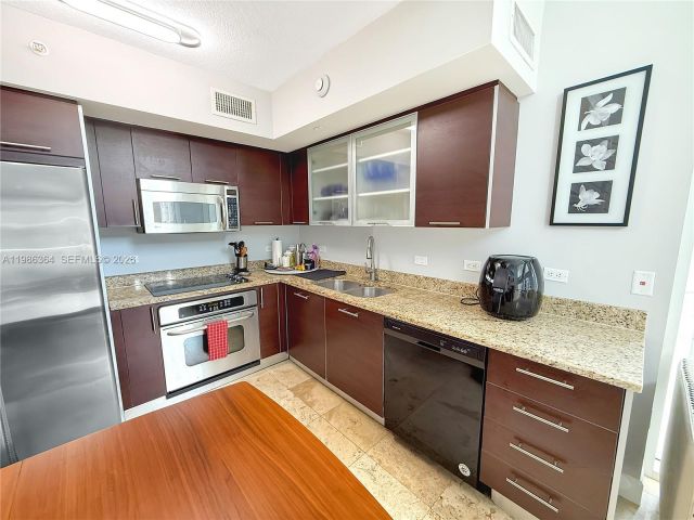 2-bedroom condo for rent in Miami - 41 SE 5th St 602 - MondialRealty