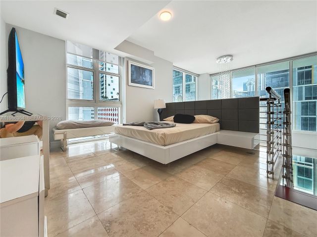 2-bedroom condo for rent in Miami - 41 SE 5th St 602 - MondialRealty