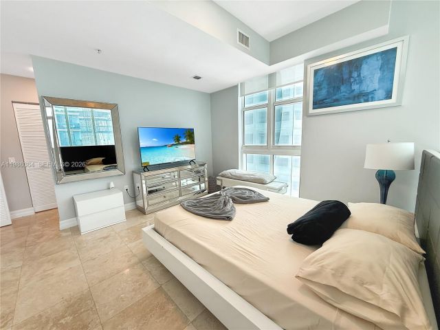 2-bedroom condo for rent in Miami - 41 SE 5th St 602 - MondialRealty