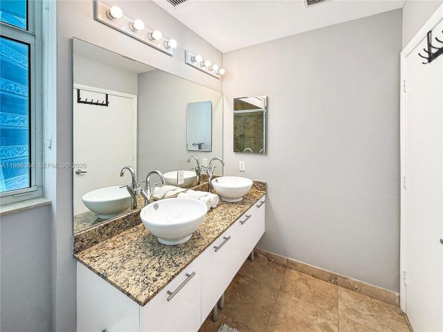 2-bedroom condo for rent in Miami - 41 SE 5th St 602 - MondialRealty