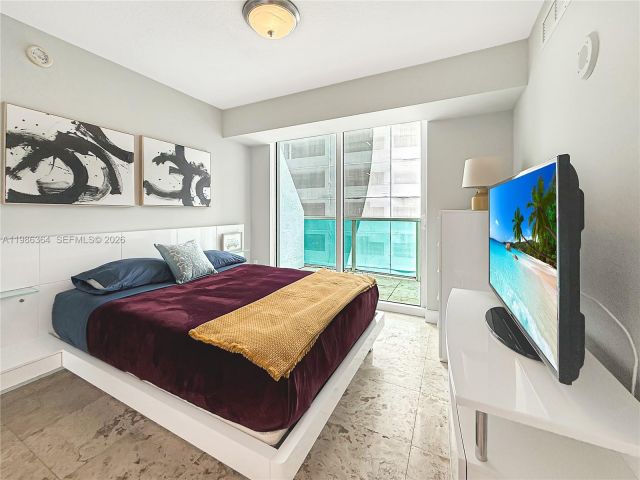 2-bedroom condo for rent in Miami - 41 SE 5th St 602 - MondialRealty