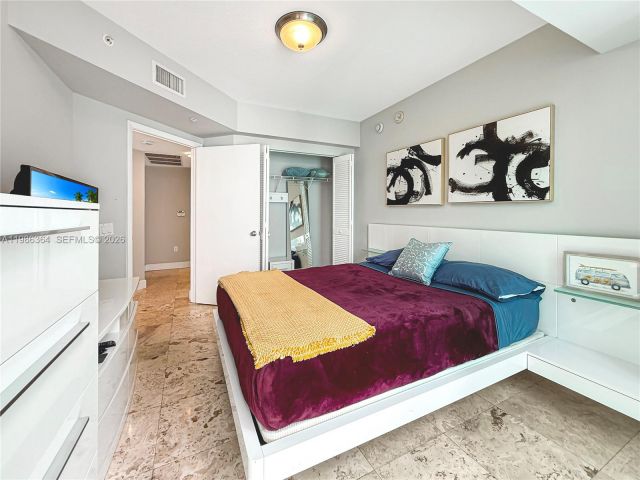 2-bedroom condo for rent in Miami - 41 SE 5th St 602 - MondialRealty