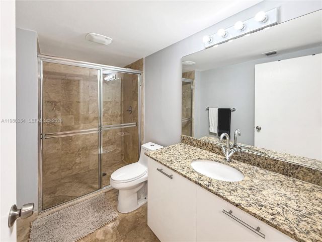 2-bedroom condo for rent in Miami - 41 SE 5th St 602 - MondialRealty