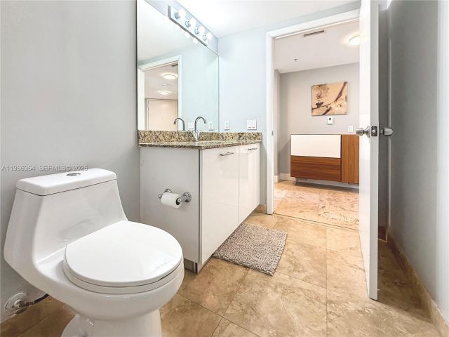 2-bedroom condo for rent in Miami - 41 SE 5th St 602 - MondialRealty