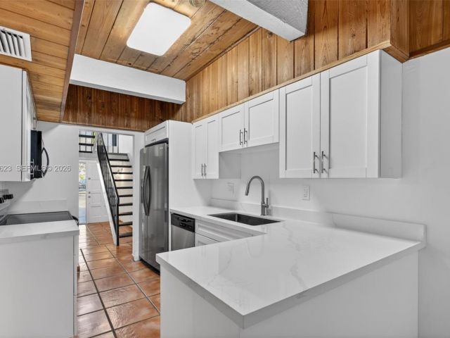 Home for sale at 10406 SW 76th St - photo 7525729