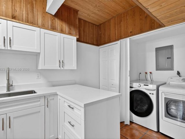 Home for sale at 10406 SW 76th St - photo 7525732