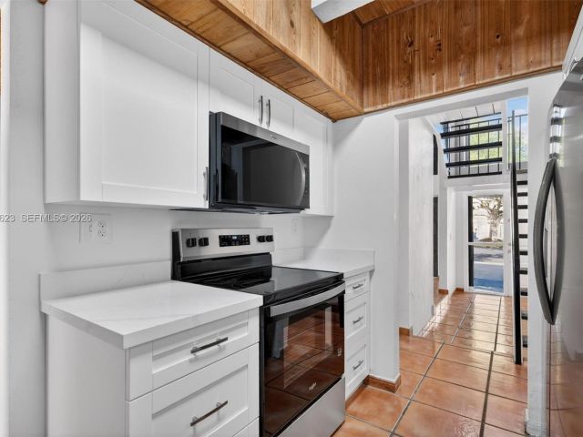 Home for sale at 10406 SW 76th St - photo 7525734