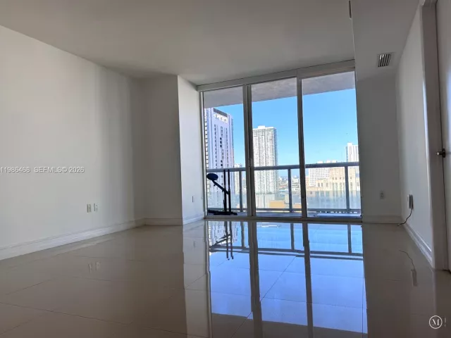 1-bedroom condo for sale in Miami - 50 Biscayne Blvd 2507 - MondialRealty