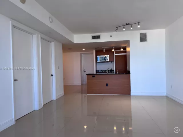 1-bedroom condo for sale in Miami - 50 Biscayne Blvd 2507 - MondialRealty