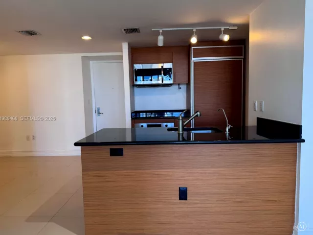 1-bedroom condo for sale in Miami - 50 Biscayne Blvd 2507 - MondialRealty