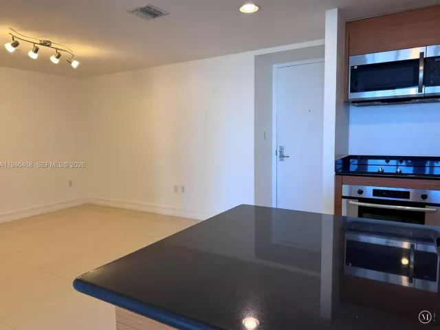 1-bedroom condo for sale in Miami - 50 Biscayne Blvd 2507 - MondialRealty