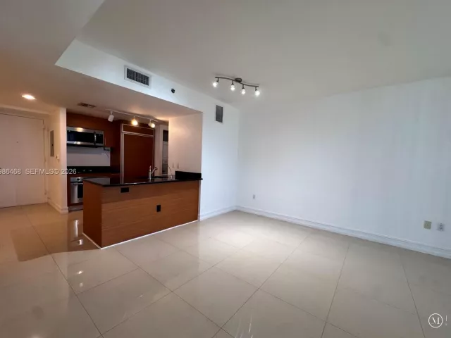 1-bedroom condo for sale in Miami - 50 Biscayne Blvd 2507 - MondialRealty