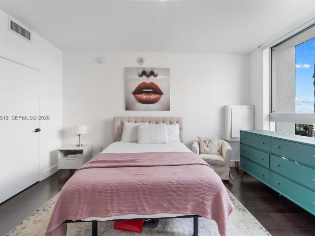 1-bedroom condo for rent in Miami - 90 SW 3rd St 1406 - MondialRealty