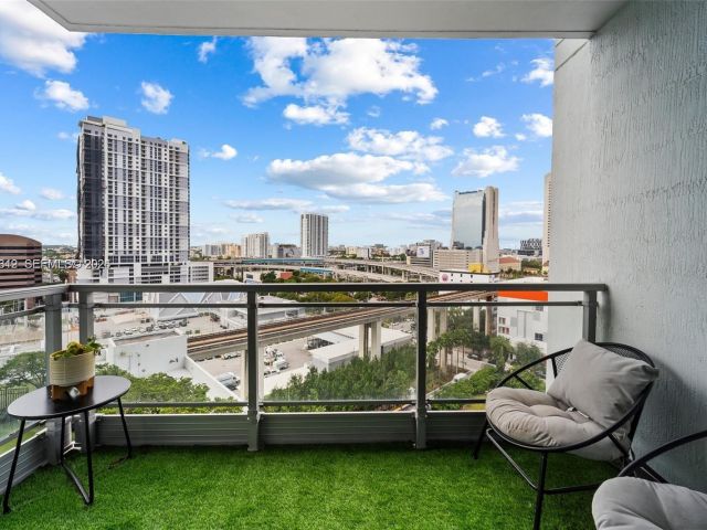 1-bedroom condo for rent in Miami - 90 SW 3rd St 1406 - MondialRealty