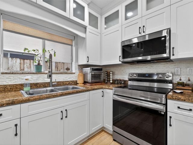 Home for rent at 15874 SW 138th Ter 2 - photo 7501660