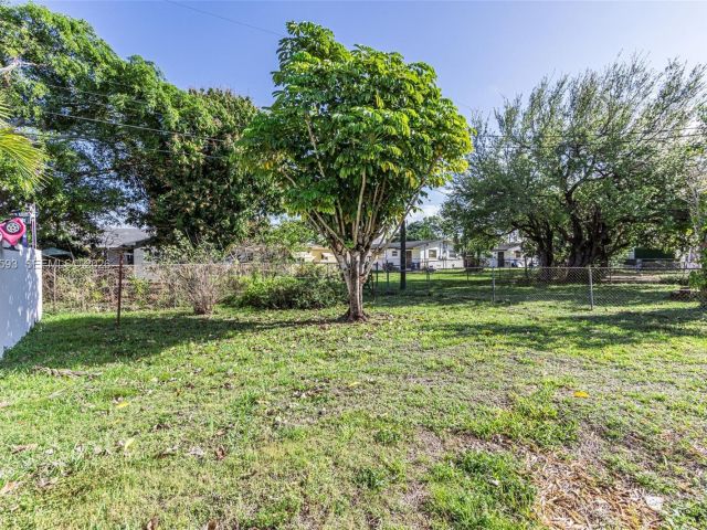 Home for rent at 616 NW 3rd Ct - photo 7461839