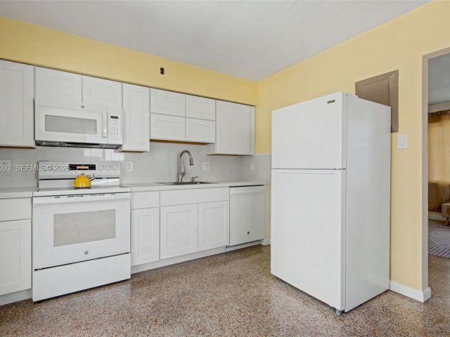 Home for rent at 616 NW 3rd Ct - photo 7461844