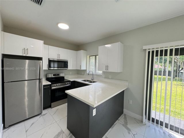 3-bedroom home for rent in Fort Lauderdale - 521 NW 22nd Ave - MondialRealty