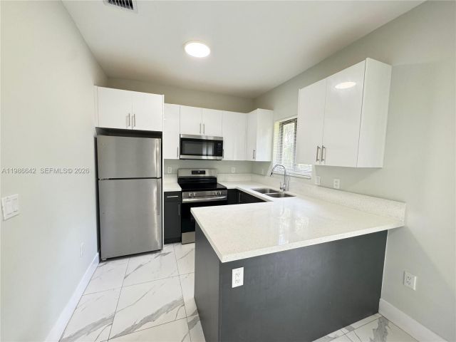 3-bedroom home for rent in Fort Lauderdale - 521 NW 22nd Ave - MondialRealty