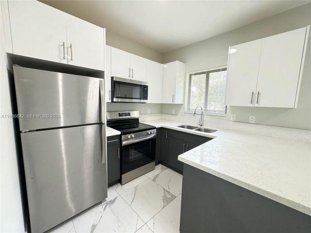3-bedroom home for rent in Fort Lauderdale - 521 NW 22nd Ave - MondialRealty