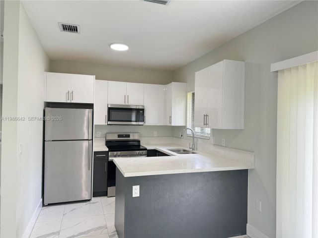 3-bedroom home for rent in Fort Lauderdale - 521 NW 22nd Ave - MondialRealty