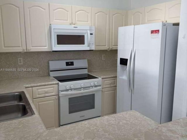 3-bedroom home for rent in Homestead - 2470 SE 15th Pl 335 - MondialRealty