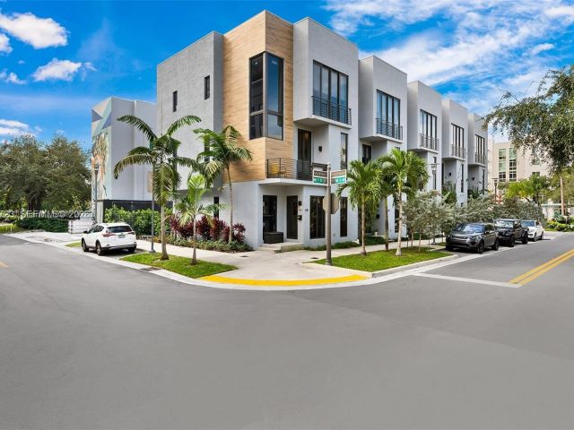 Home for rent at 645 NE 4th Ave 316 - photo 7515865