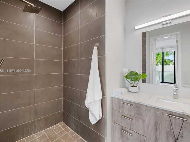 Home for rent at 645 NE 4th Ave 316 - photo 7515872