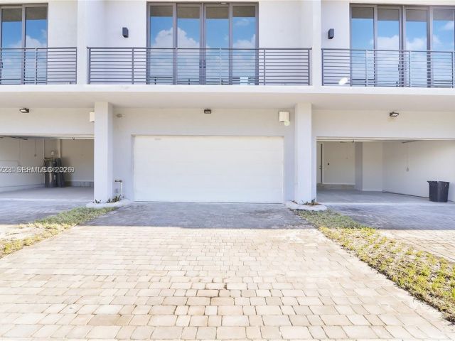 Home for rent at 645 NE 4th Ave 316 - photo 7515873